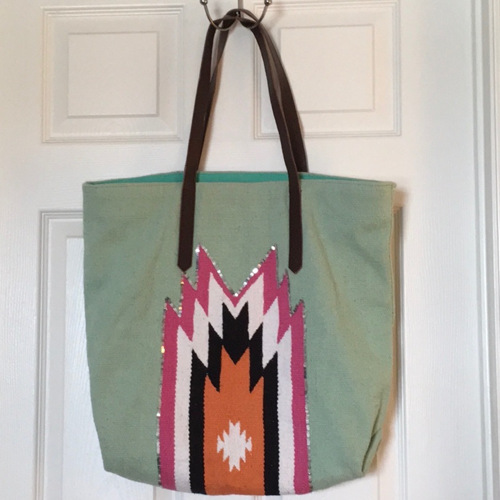 💚 NWOT BOHO CHIC TOTE 💚